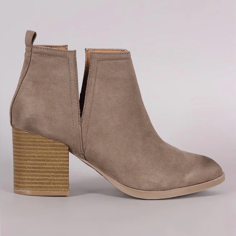 Qupid Suede Side Slit Pointy Toe Chunky Heeled Booties